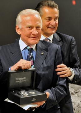 Buzz Aldrin krijgt van Omega President Stephen Urquhart nr. 11 van de gelimiteerde Omega Speedmaster Professional Moonwatch ?Apollo 11 40th Anniversary?