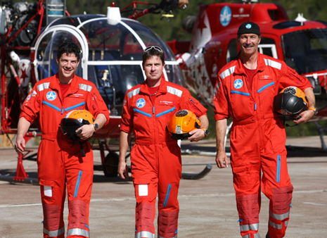 De piloten van Air Zermatt dragen de Hamilton Khaki Flight Timer.