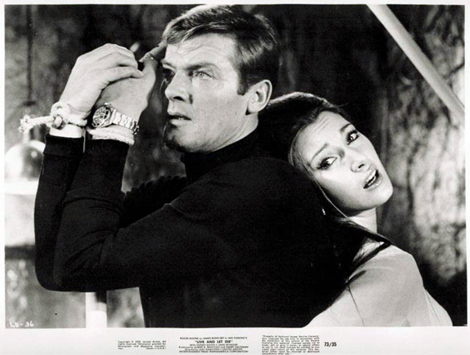 James Bond en Ms. Solitaire redden zich met de circelzaag van de Rolex Submariner