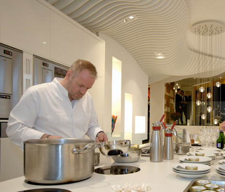 Mario Ridder van tweesterrenrestaurant De Zwethheul in de keuken van Van Willegen