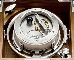 het uurwerk van de Marine Chronometer met links bovenaan de sleutel