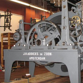 de naam Addicks op de speeltrommel van het vroegere carillon van Appingedam