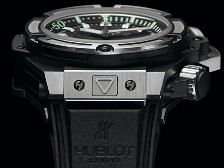 een drukknop ter verwisseling van de horlogeband van Hublot's Oceanographic 4000
