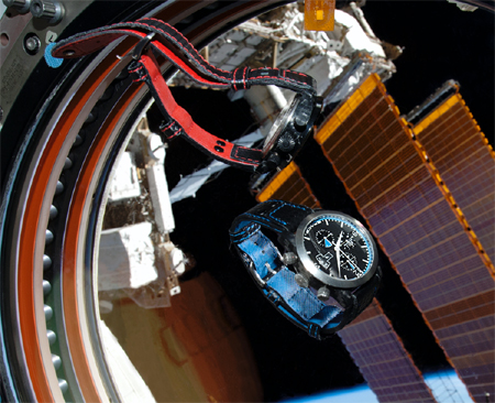 R.O.1 SPACE horloges zweven in de ruimte - klik aan voor een grotere afbeelding