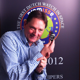 Roland Oostwegel prenteerde gisteren in het ESA vol trots zijn horloge