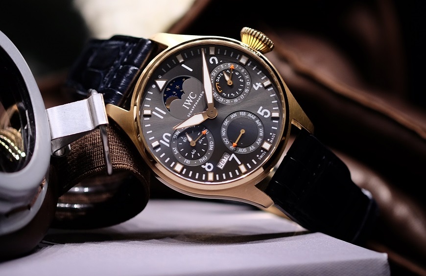 iw503802-big-pilots-watch-perpetual-calendar-edition-a-tribute-to-the-1st-iwc-pilots-watch_lifestyle