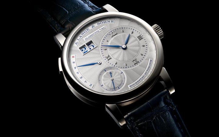 De Lange 1 Daymatic Special Edition Ginza Boutique blinkt uit met een geguillocheerde wijzerplaat en contrasterende blauwe details