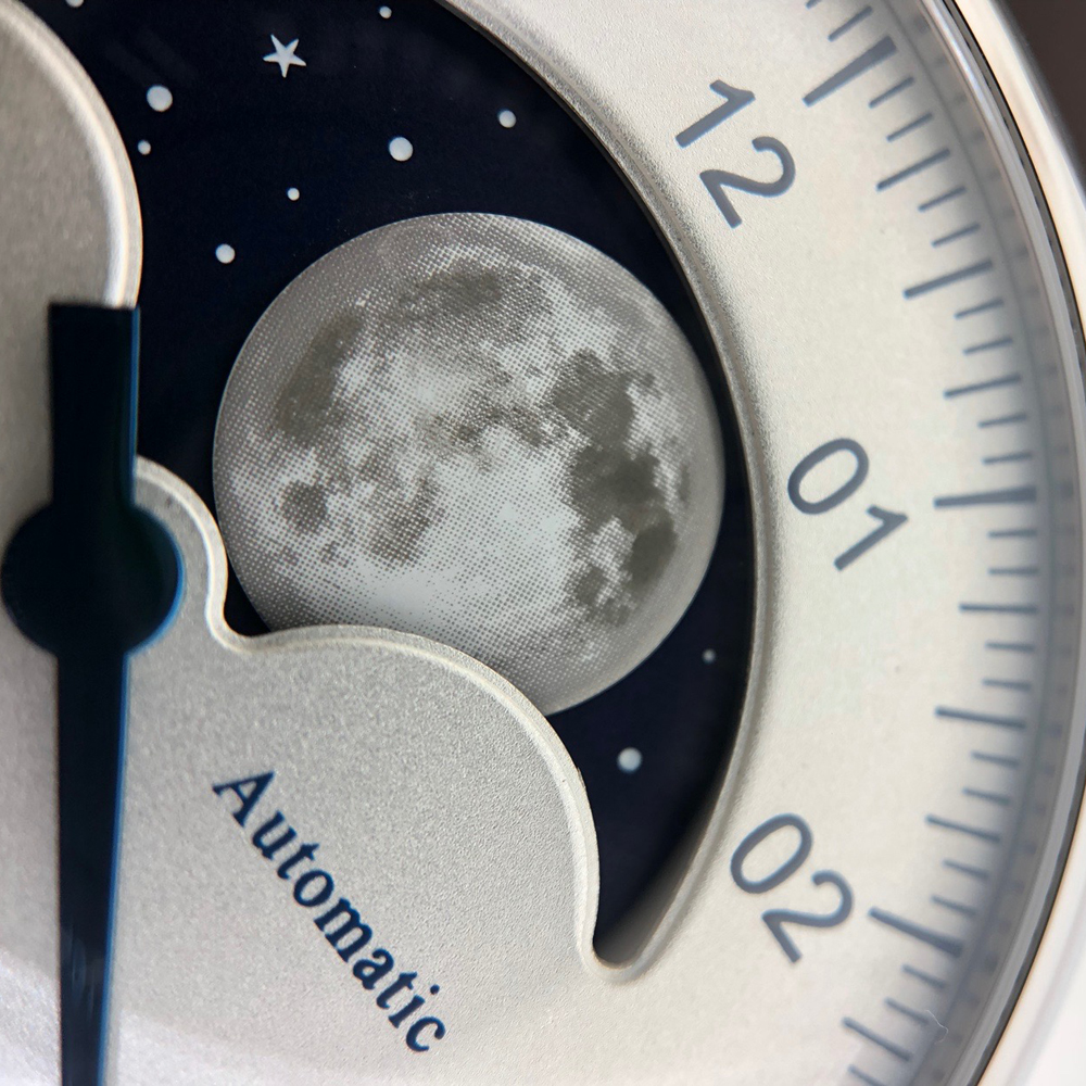De maan in de Lunascope is groot en gedetailleerd