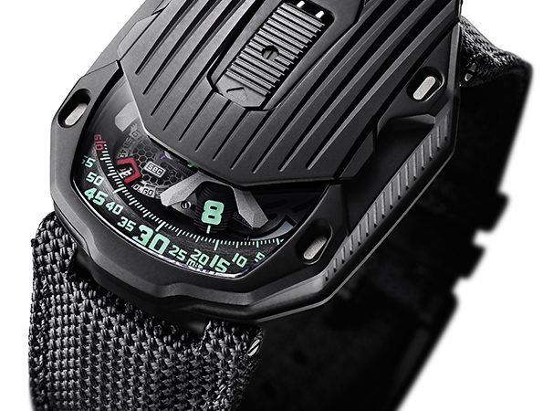 De Urwerk UR-105 CT Kryptonite in het daglicht