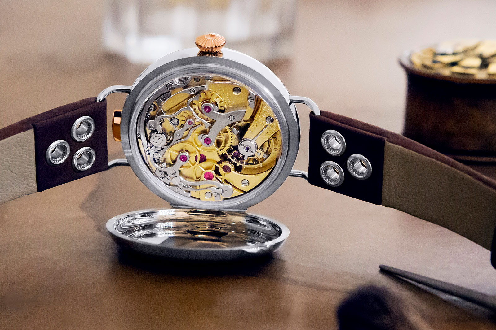 De Omega First Wrist-Chronograph Limited Edition toont het antieke 18”’CHRO uurwerk