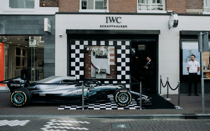 Een Mercedes 2018 W09 F1 auto zet je niet op straat , die zet je op de stoep, bij de IWC boutique