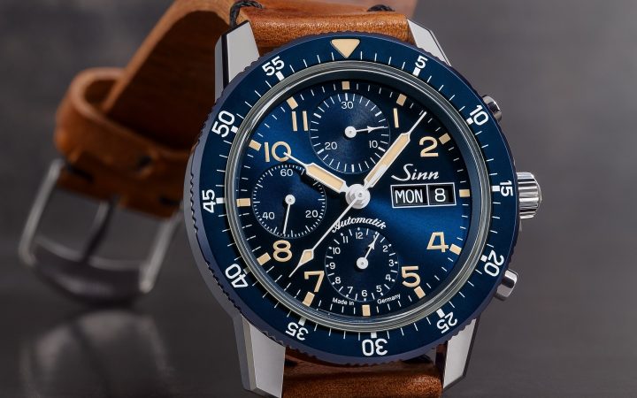 De Sinn 103 Sa B E is een opvallend blauwe pilotenchronograafgraph