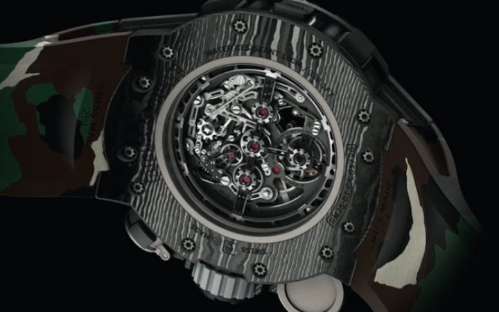 Uurwerkzijde van de Richard Mille RM 25-01 Tourbillon Adventure. Let ook op de camo band van rubber