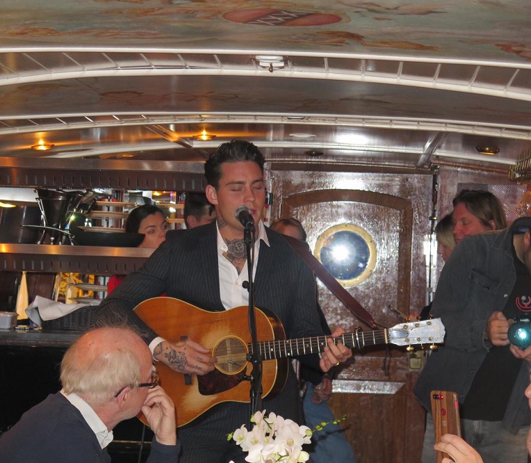 Douwe Bob zingt aan boord van de Amsterdamse salonboot Soeverein