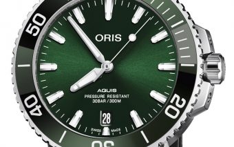 De glanzende Oris Aquis Date “Green Machine”